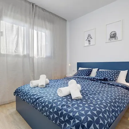 Charming 2 Bedroom Flat In إِستيبونا